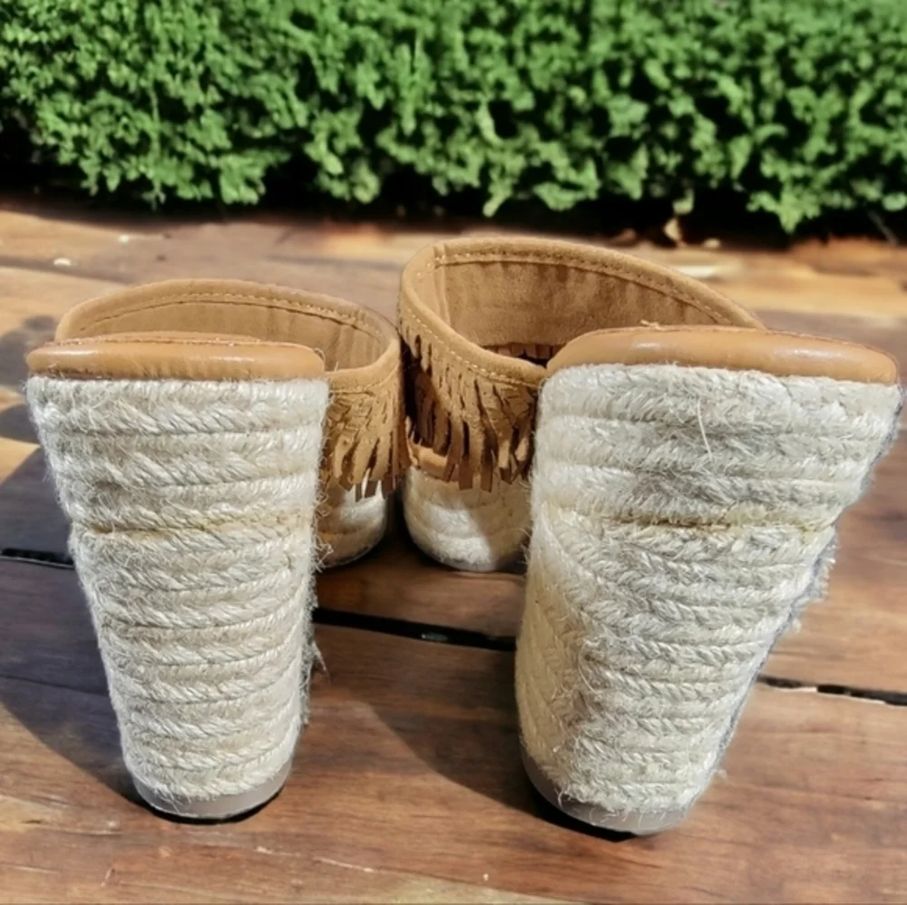 Comfort est 1946‎ Fringe Sandals - Size 9
